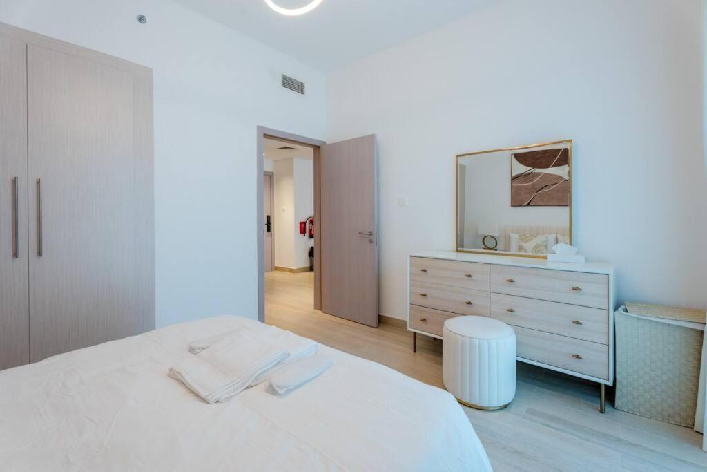 1br Stylish Luxury Modern Yas Island 427we B10 Apartment *